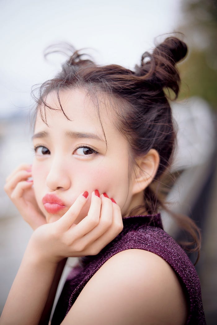 加藤玲奈初ソロ写真集「誰かの仕業」表紙(宝島社/撮影:中村和孝)