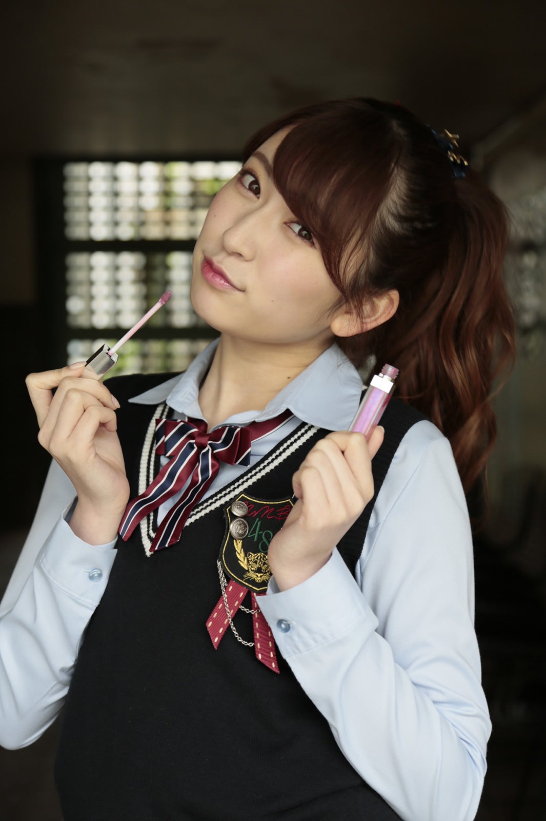 NMB48吉田朱里、得意のメイクで“すっぴんが酷いメンバー”を変身させる