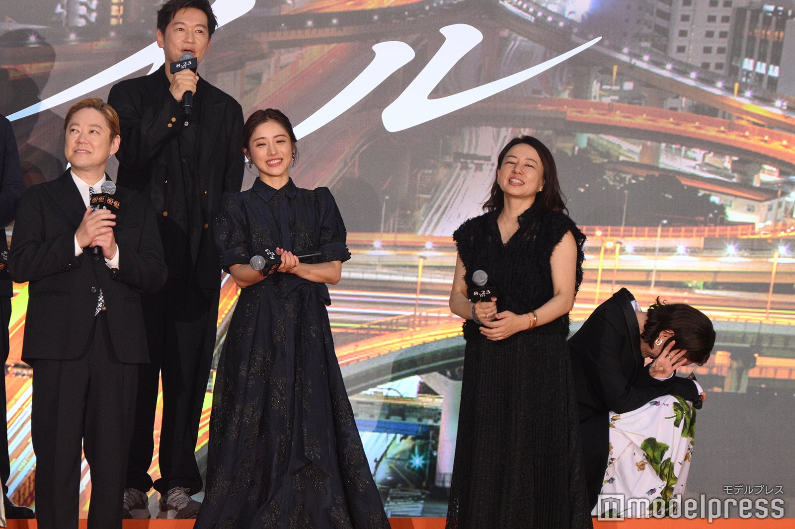 井浦新のコメントに笑う市川実日子（C）モデルプレス