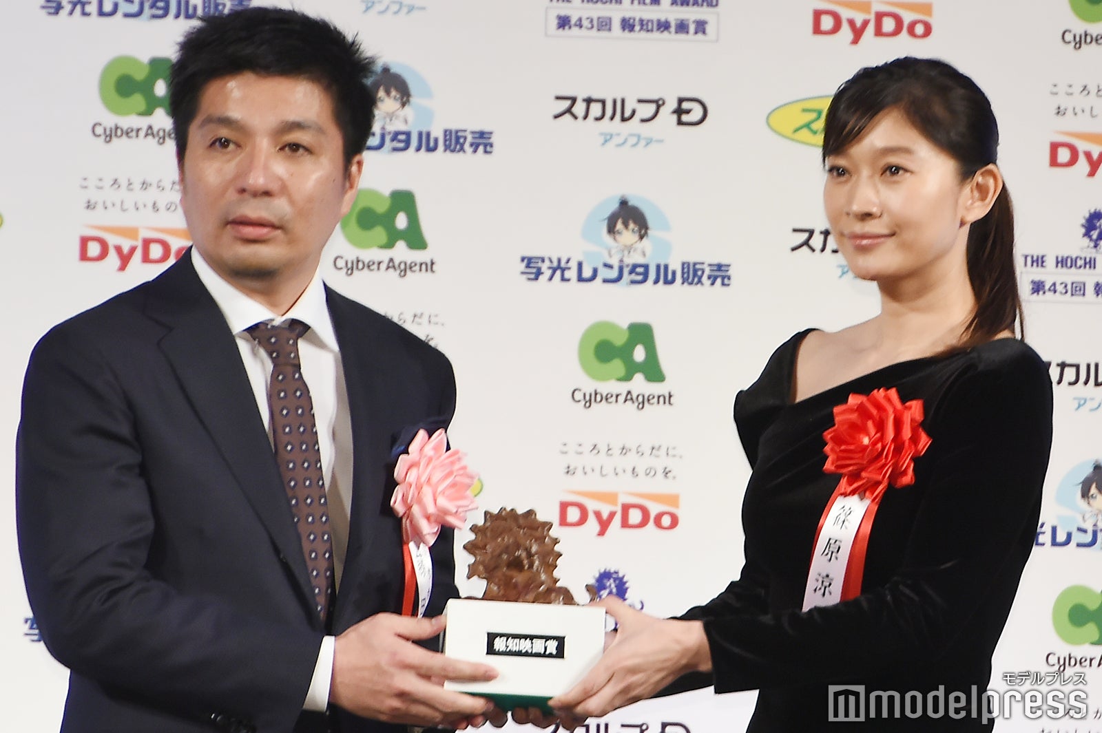 篠原涼子（右） （C）モデルプレス