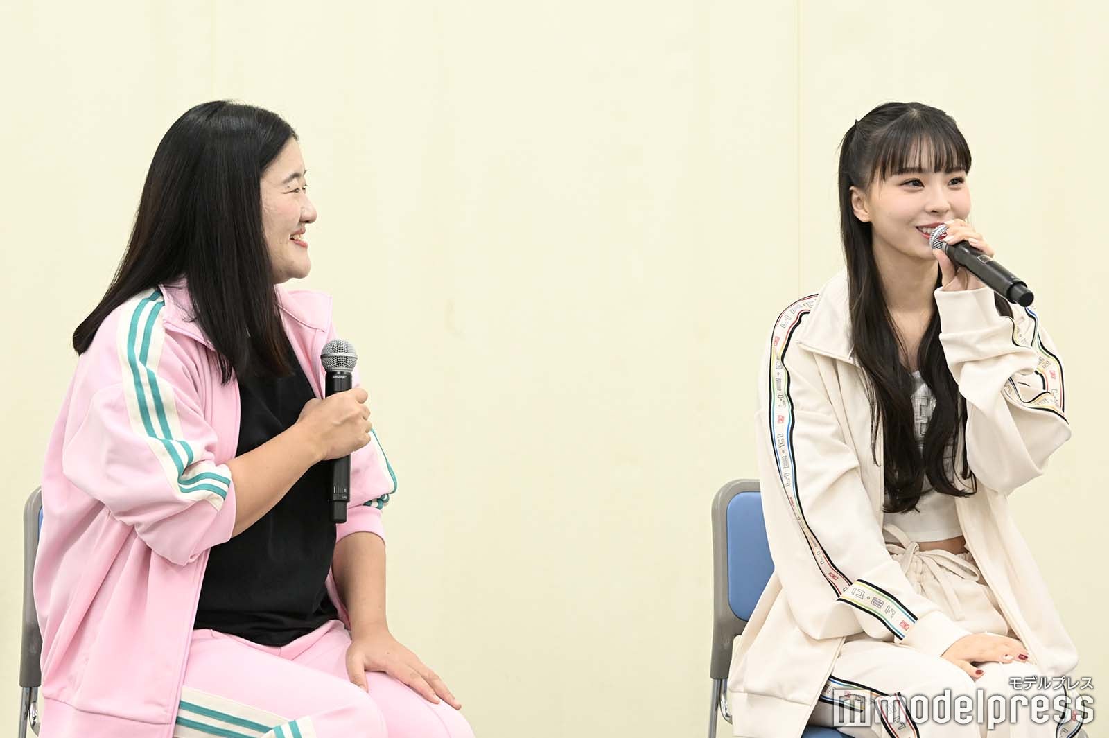 （左から）よしこ、川口ゆりな（C）モデルプレス