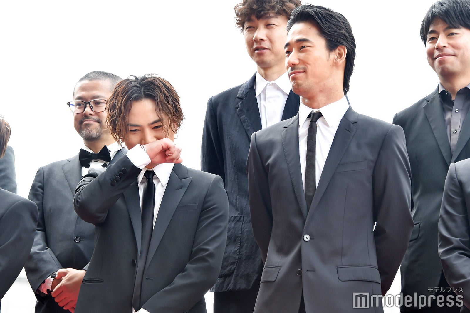 岩田剛典のトーク中、笑い出す登坂広臣（左）。微笑む小林直己（右） （C）モデルプレス