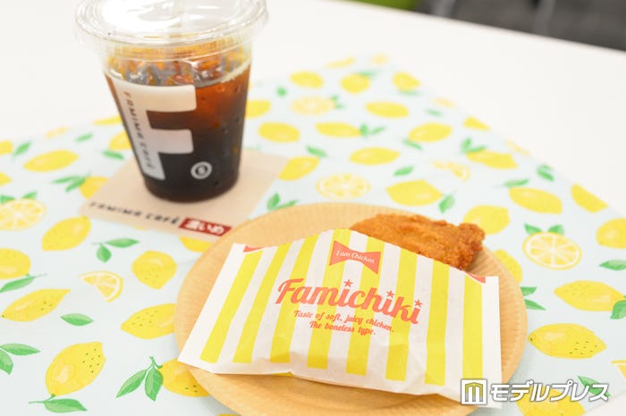 ファミチキはアイスコーヒー濃いめとのペアリングがおすすめ、口の中の油分がすっきりするよう(C)モデルプレス