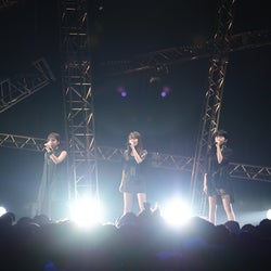 リトグリ「最優秀撮影賞」に喜び シックなブラックコーデで歌声響かす<MTV VMAJ 2018 -THE LIVE->