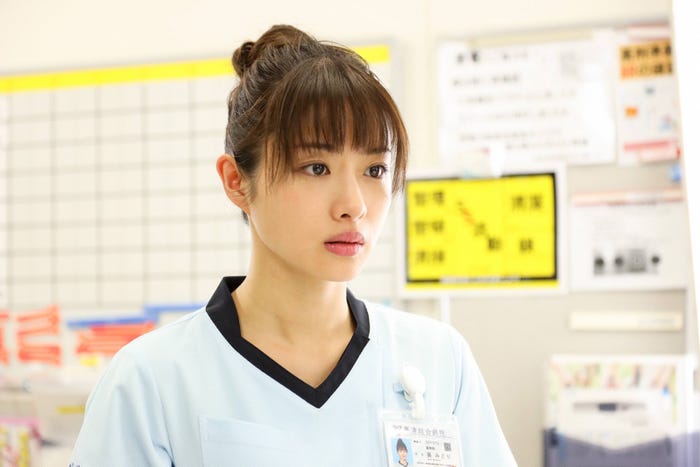 石原さとみ/「アンサング・シンデレラ 病院薬剤師の処方箋」第1話より(C)フジテレビ