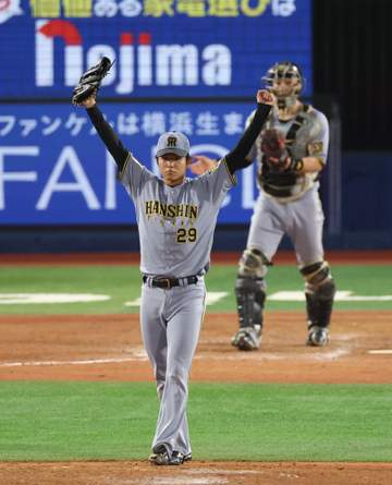 高橋遥人が謝罪する後輩の優しく肩をポンッ 痛恨の悪送球でピンチ拡大→途中交代で猛省の福島圭音をフォロー エースの自覚が溢れるシーン