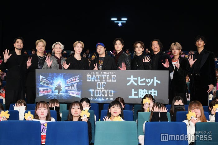 (左から)平沼紀久監督、陣、与那嶺瑠唯、藤原樹、世界、堀夏喜、中島颯太、剣、半田龍臣、WEESA(C)モデルプレス