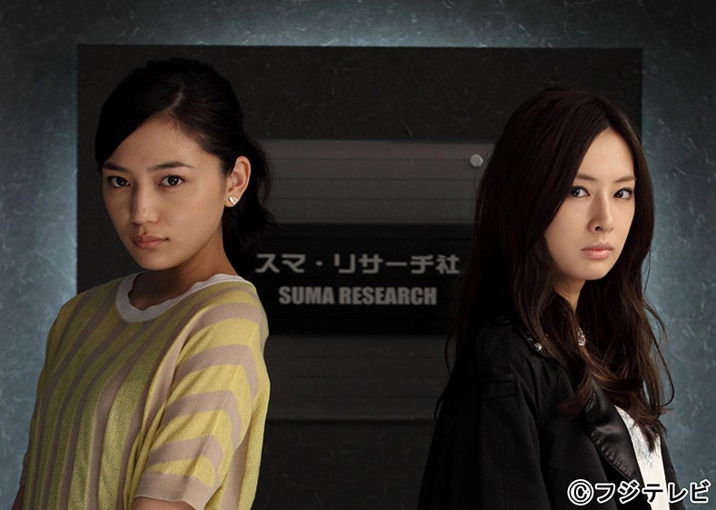 北川景子（右）、川口春奈（左）