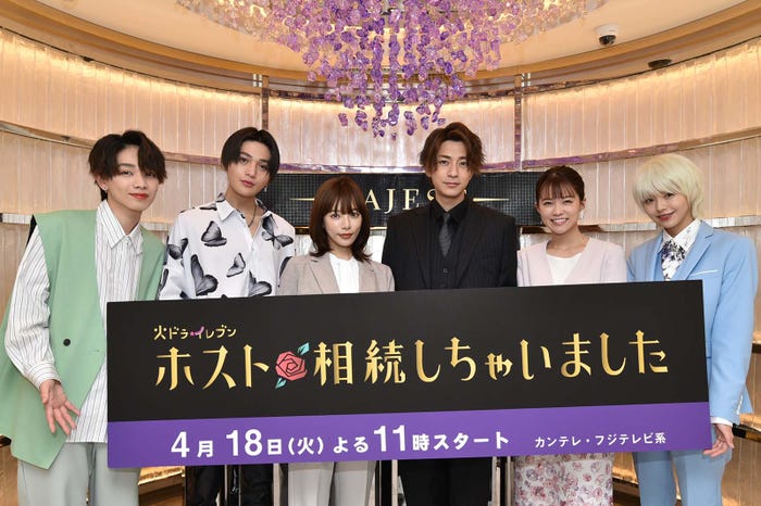 (左から)宮世琉弥、八木勇征、桜井ユキ、三浦翔平、志田彩良、鈴木ゆうか(C)カンテレ・フジテレビ