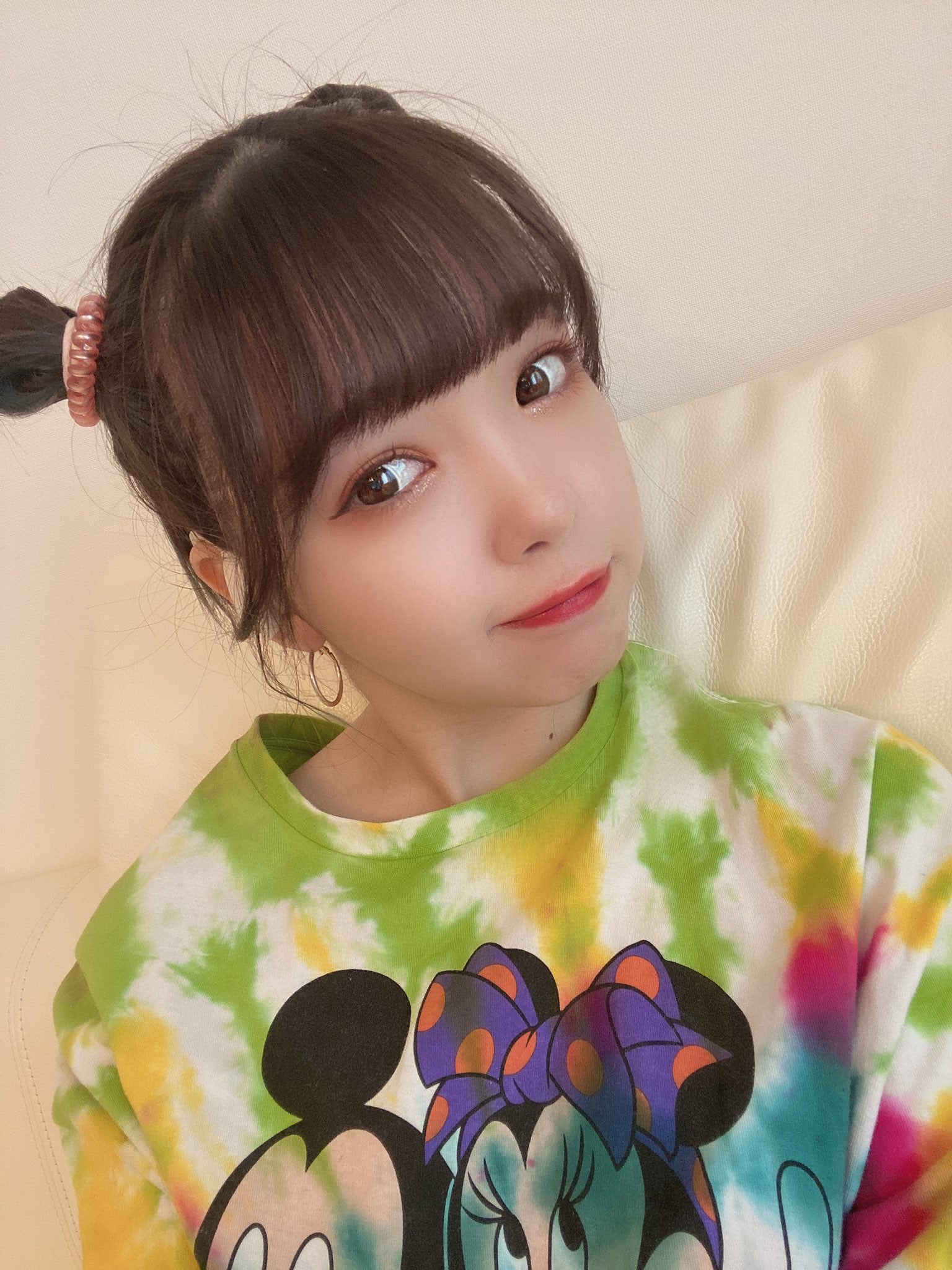 藤田ニコル、“タイダイ染め”お手製Tシャツ×ツインお団子に「真似したい」「可愛すぎる」の声