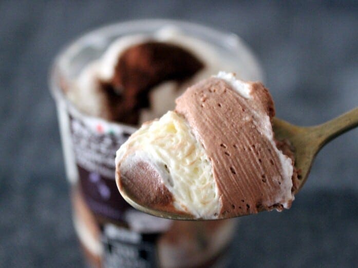 ショコラムースとチョコソースにはカカオの酸味や苦みがきいています