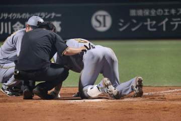 阪神・ドラ1立石にアクシデント 自打球で途中交代 自力で歩けず、苦悶の表情を浮かべトレーナーに両脇を抱えられ、ベンチへ