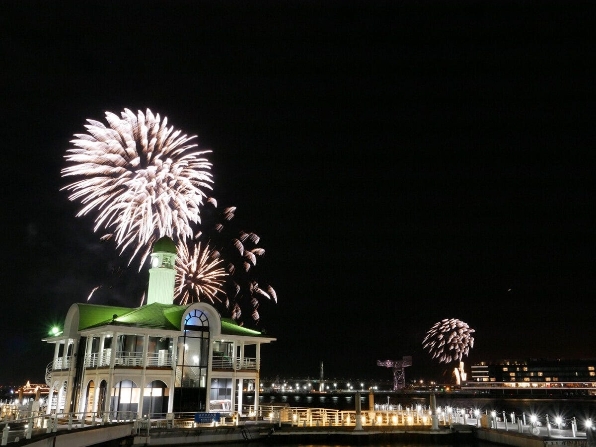 約5分間の花火を打ち上げる「横浜スパークリングナイト」（画像は過去の様子）