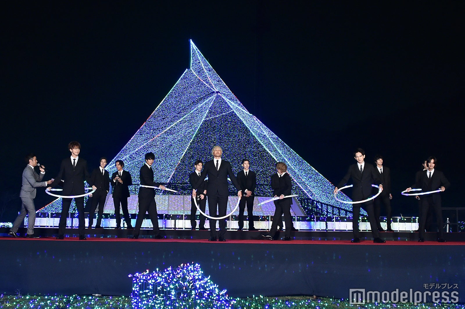 フラフープ対決／（前列左から）片寄涼太、鈴木伸之、関口メンディー、吉野北人、町田啓太、遠藤史也（C）モデルプレス