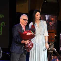 小雪から花束を受け取るマーティン・スコセッシ監督