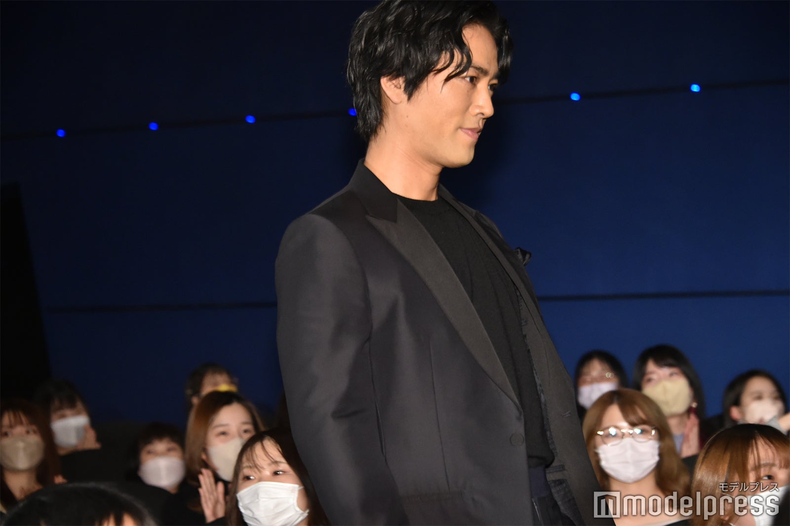 ファンに手を振りながら登場した桐谷健太 （C）モデルプレス