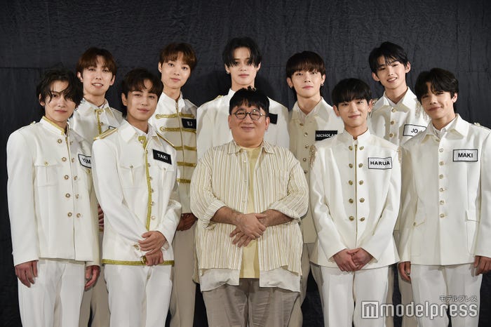 (後列左から)FUMA、EJ、K、NICHOLAS、JO(前列左から)YUMA、TAKI、パン・シヒョク氏、HARUA、MAKI(C)モデルプレス