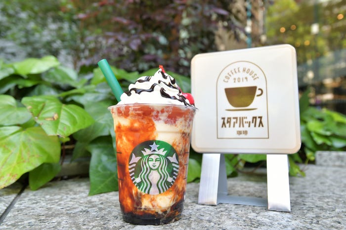 プリン アラモード フラペチーノにチョコレートソースの追加 無料/画像提供:スターバックス コーヒー ジャパン
