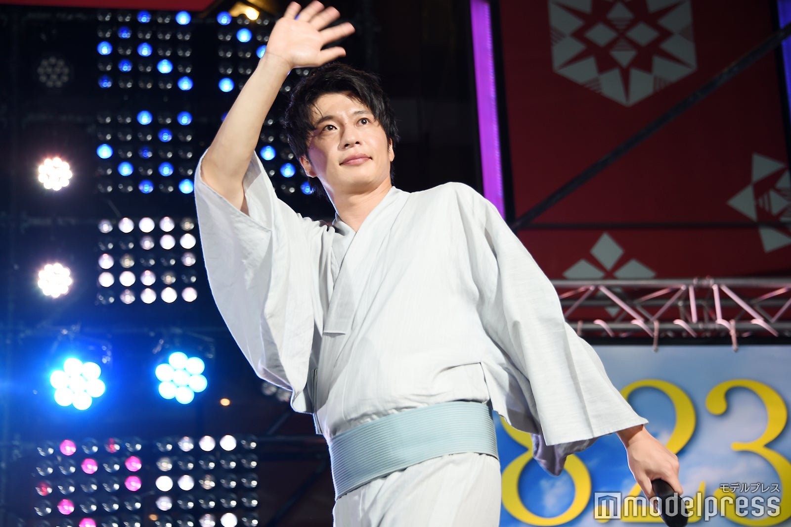 手を振りながら降壇する田中圭 （C）モデルプレス