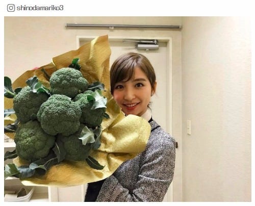 篠田麻里子 巨大ブロッコリーの 花束 贈呈され 顔小さすぎ と反響 モデルプレス