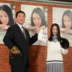 吉本実憂(右)と野球解説者の吉村禎章氏(左)