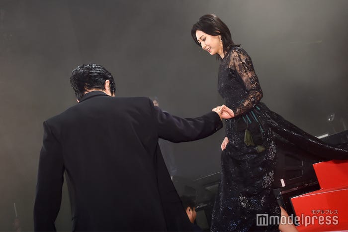 大沢たかお、松嶋菜々子をエスコート(C)モデルプレス