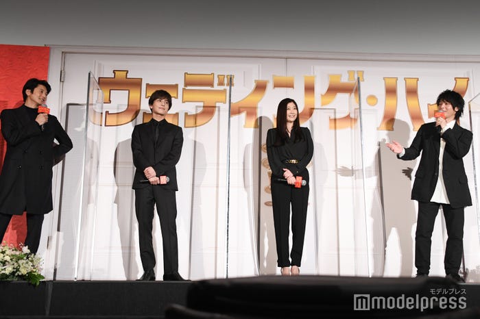 向井理(左)をイジる中村倫也(右) (C)モデルプレス