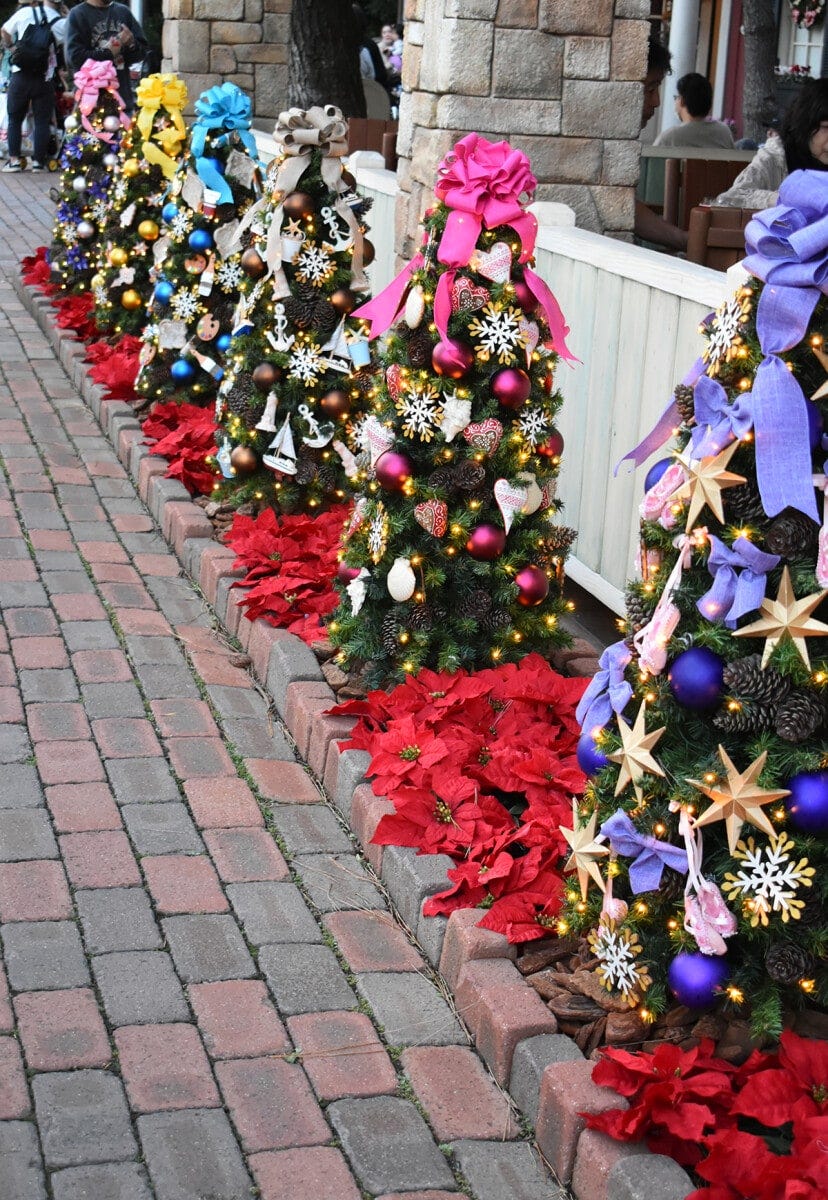 ダッフィー＆フレンズ、それぞれにちなんだ飾りがしてある小さなツリーたち