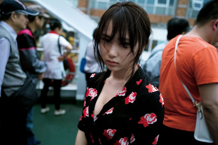 高橋朱里【撮影:佐藤裕之/高橋朱里1st写真集 曖昧な自分(講談社)より】