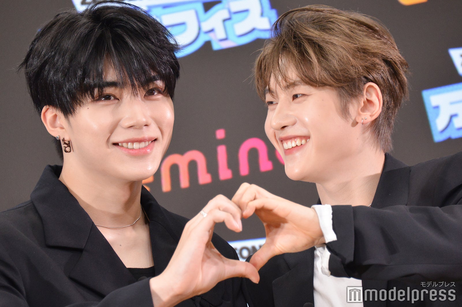 ハートを作って遊ぶパク・ゴヌク、ソク・マシュー（C）モデルプレス