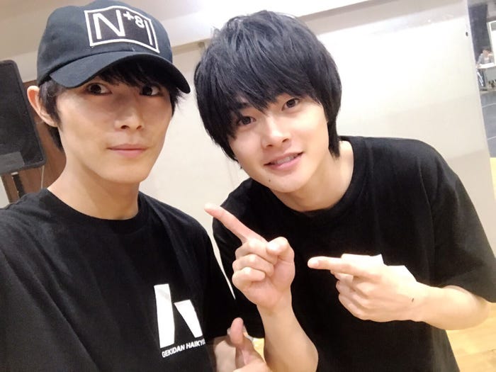 結木滉星(右)と同じく「ハイキュー!!」菅原孝支役の猪野広樹(左)(写真提供:所属事務所)