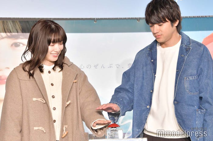 演出ボタンを押す永野芽郁、山田裕貴(C)モデルプレス