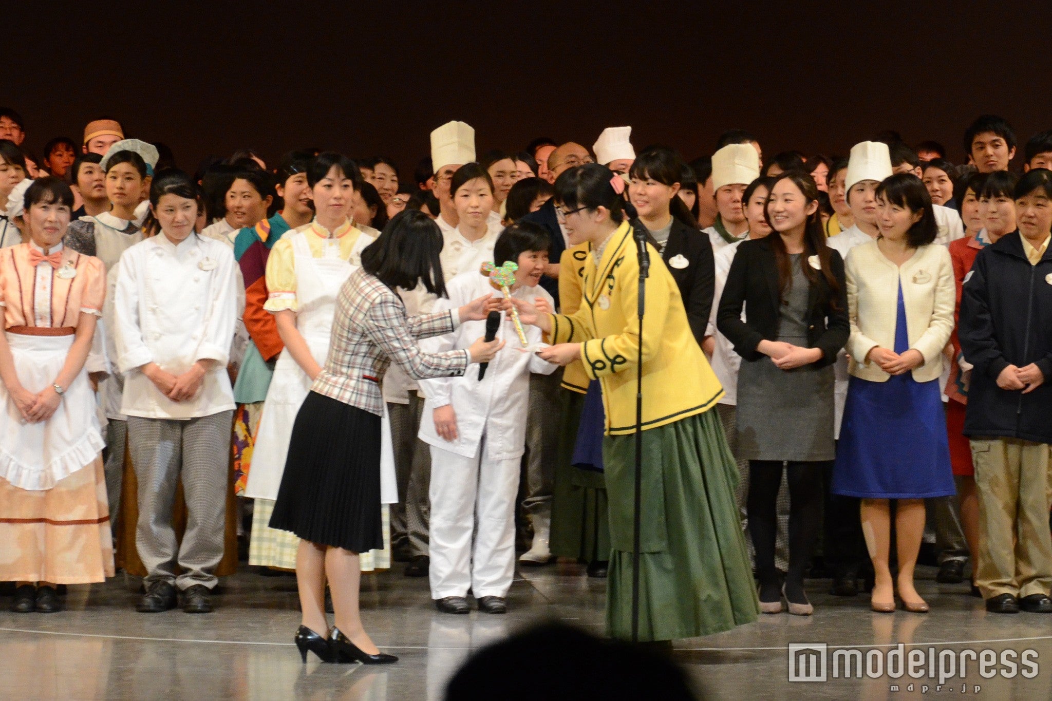 バトンが司会から受賞者代表へ（C）モデルプレス