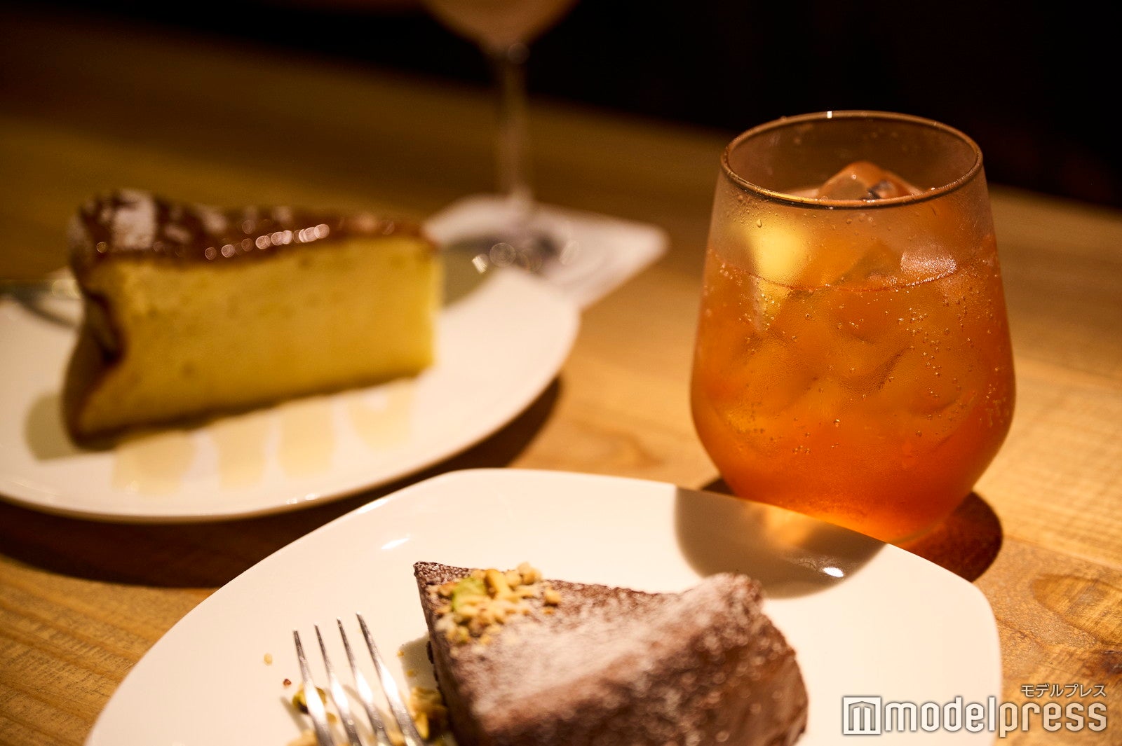 店内はフリードリンクプラン、本に出てくる食べ物をイメージしたメニューも（C）モデルプレス