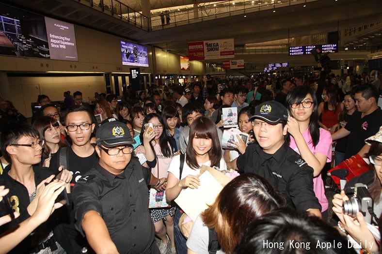 到着直後から熱烈な歓迎（C）2015映画「ビリギャル」製作委員会