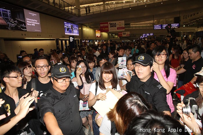 到着直後から熱烈な歓迎(C)2015映画「ビリギャル」製作委員会