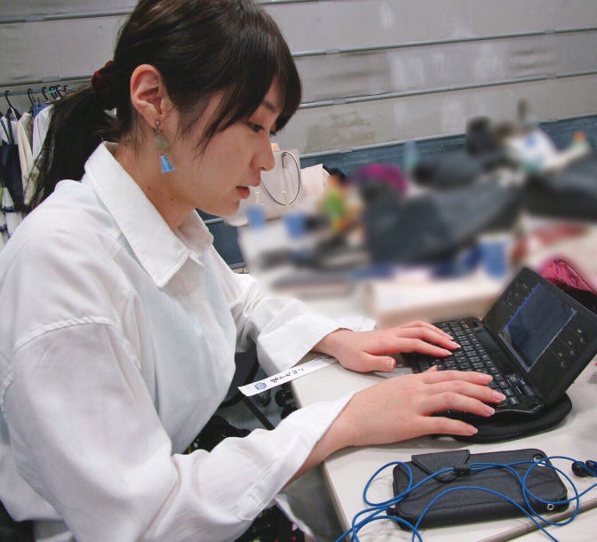 「空き時間に楽屋で小説を執筆する高山一実」被写体:高山一実 撮影:生駒里奈/画像提供:講談社