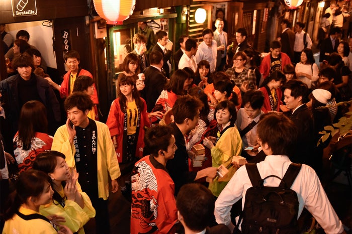 渋谷のツウな飲み屋街で 渋谷のんべい横丁祭り17 開催 幻の日本酒 神輿の練り歩きも 女子旅プレス 渋谷のツウな飲み屋街で 渋谷のんべい横丁祭り17 開催 幻の日本酒 神輿の練り歩きも 女子旅プレス