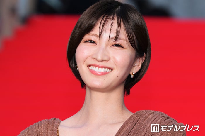 岡崎紗絵、スラリ美脚際立つスリットスカート姿公開「身体の半分以上脚」「可愛すぎます」の声