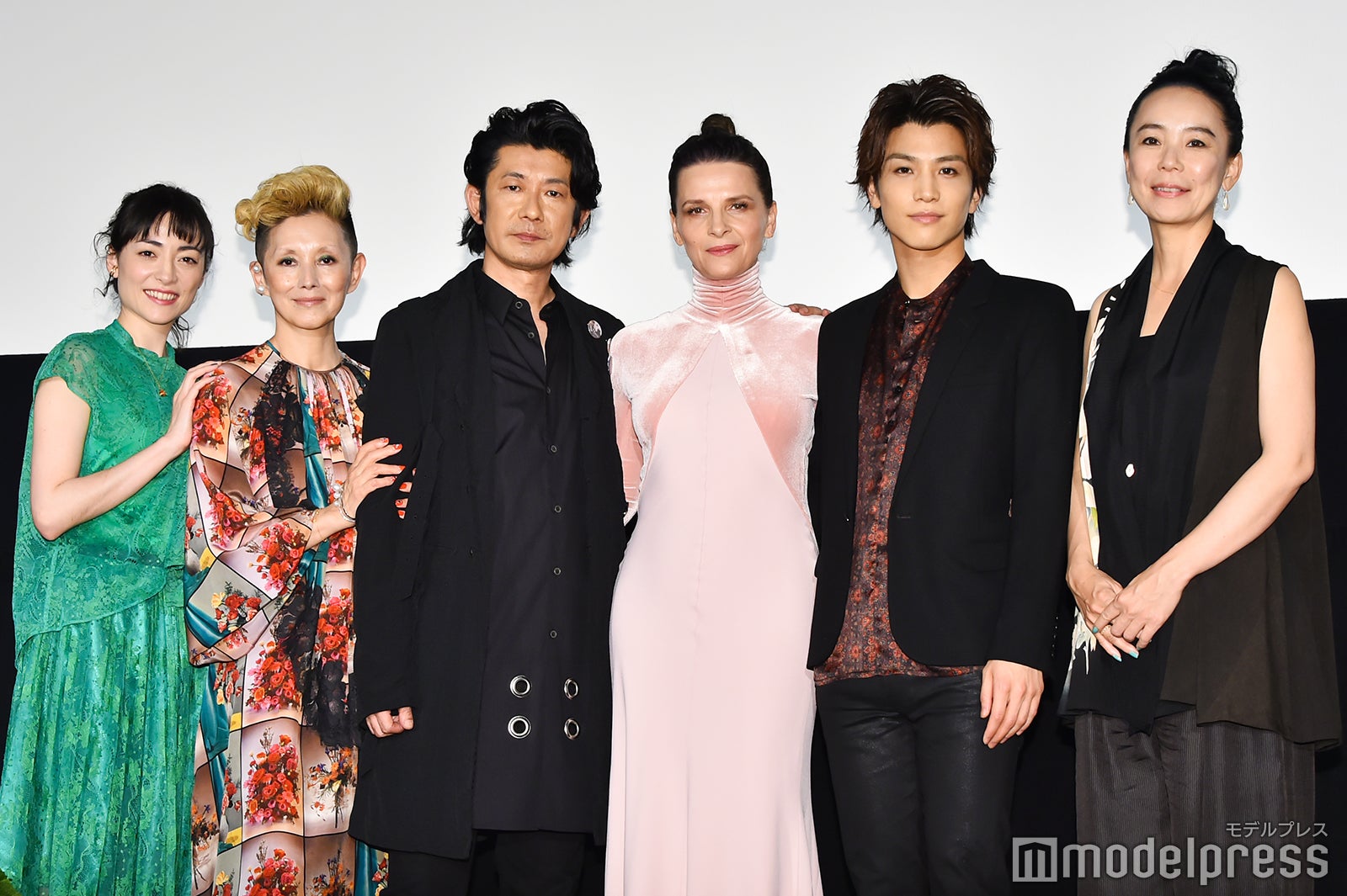 （左から）美波、夏木マリ、永瀬正敏、ジュリエット・ビノシュ、岩田剛典、河瀨直美監督 （C）モデルプレス