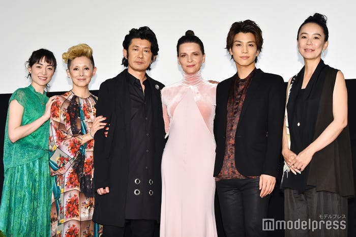 (左から)美波、夏木マリ、永瀬正敏、ジュリエット・ビノシュ、岩田剛典、河瀨直美監督 (C)モデルプレス