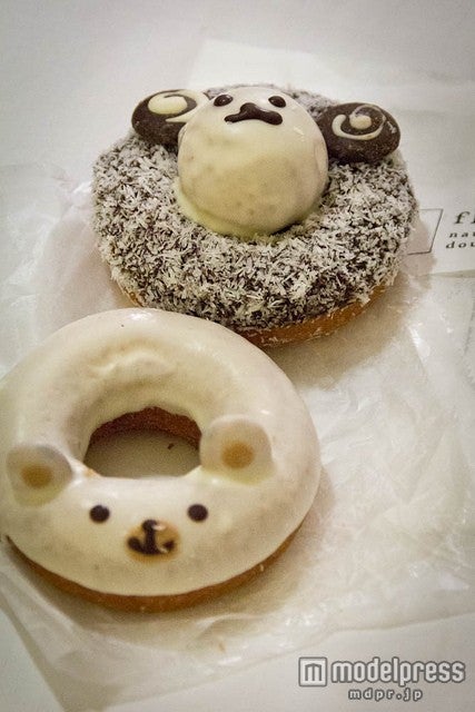 シロクマと羊の組み合わせは見ているだけでも癒される／photo by john.gillespie