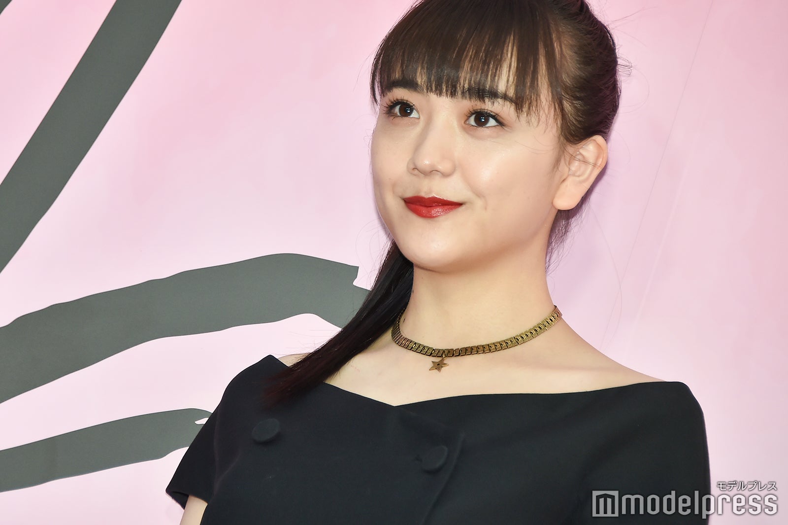 松井愛莉 大胆sexyドレスで美脚披露 圧巻スタイルに報道陣もため息 モデルプレス