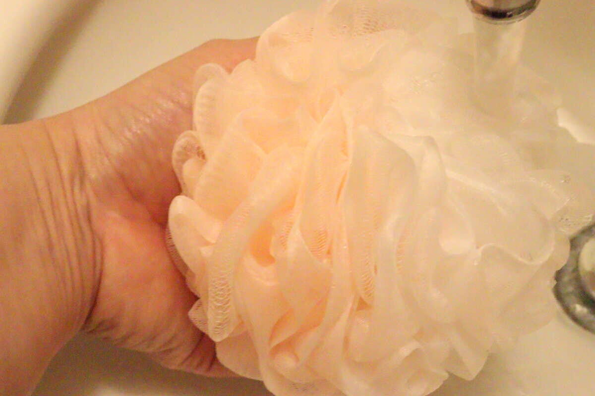 温度で色が変わるシャワーボール　お湯をかける