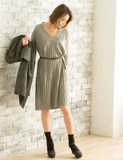 Vネックニットワンピース「Re:EDIT by GALSTAR」2,998円（税込）／画像提供：Re:EDIT by GALSTAR