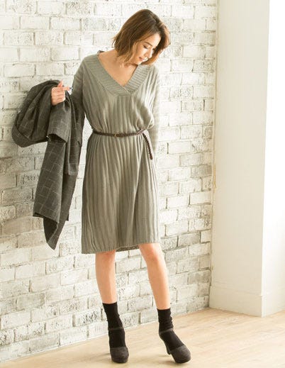 Vネックニットワンピース「Re:EDIT by GALSTAR」2,998円(税込)/画像提供:Re:EDIT by GALSTAR