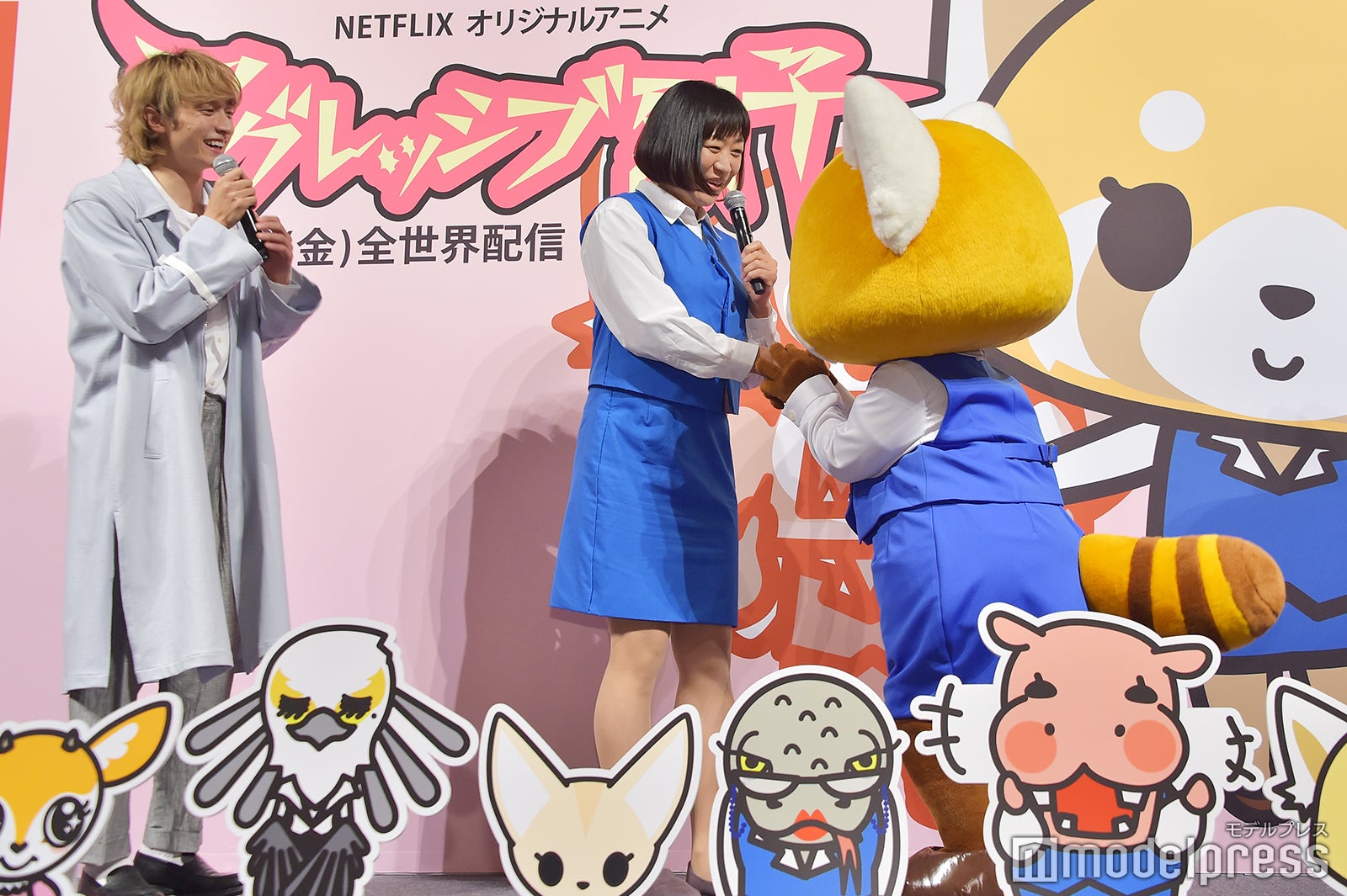 烈子、しずちゃんと握手 （C）モデルプレス