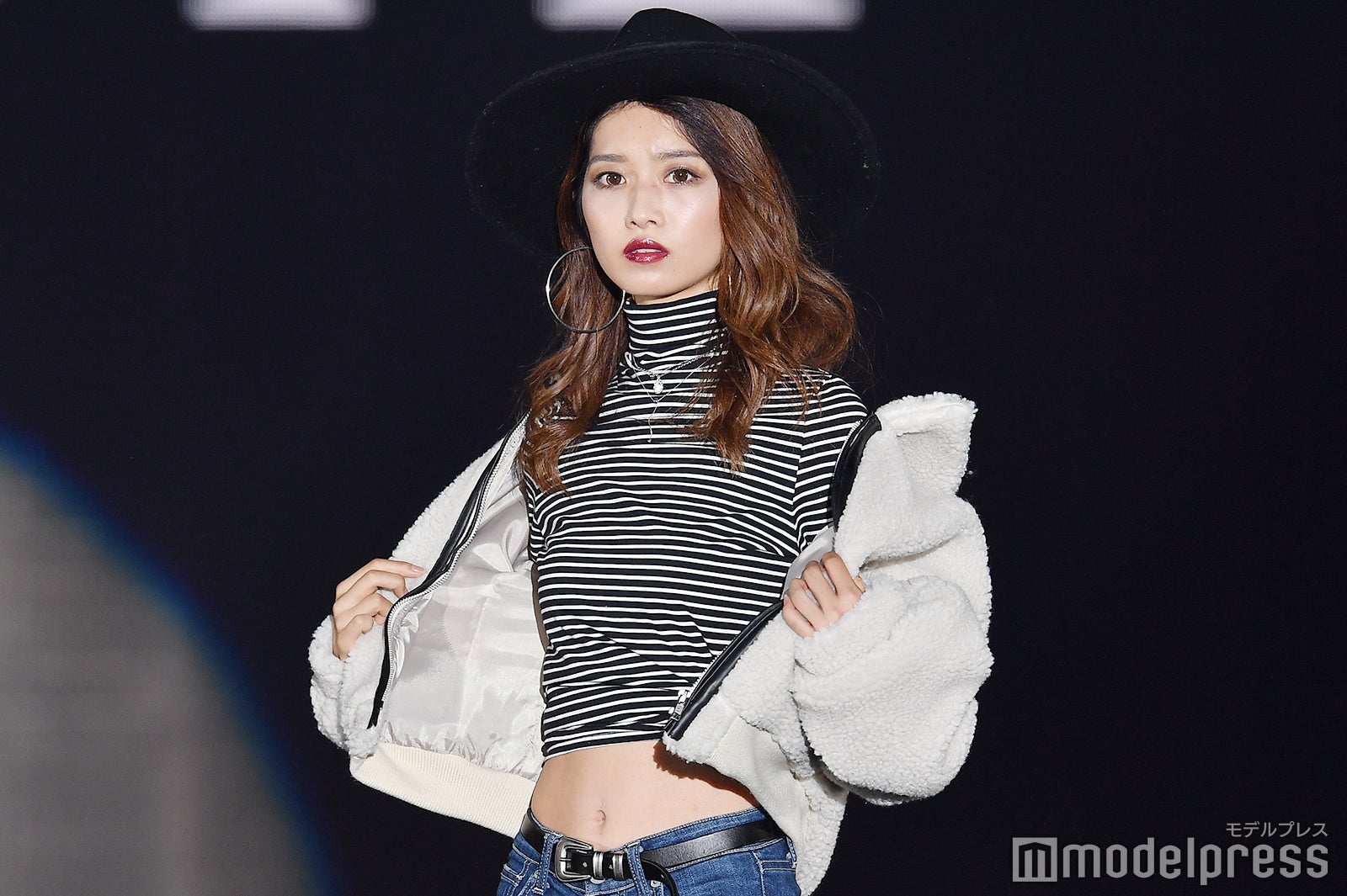 テラスハウス小室安未、美ウエストチラ見せ 堂々のランウェイ＜GirlsAward 2018 A／W＞