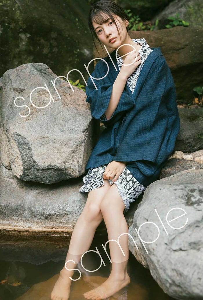 小坂菜緒1st写真集『君は誰?』ポストカードセブンネット版「温泉な彼女」/撮影:藤原宏