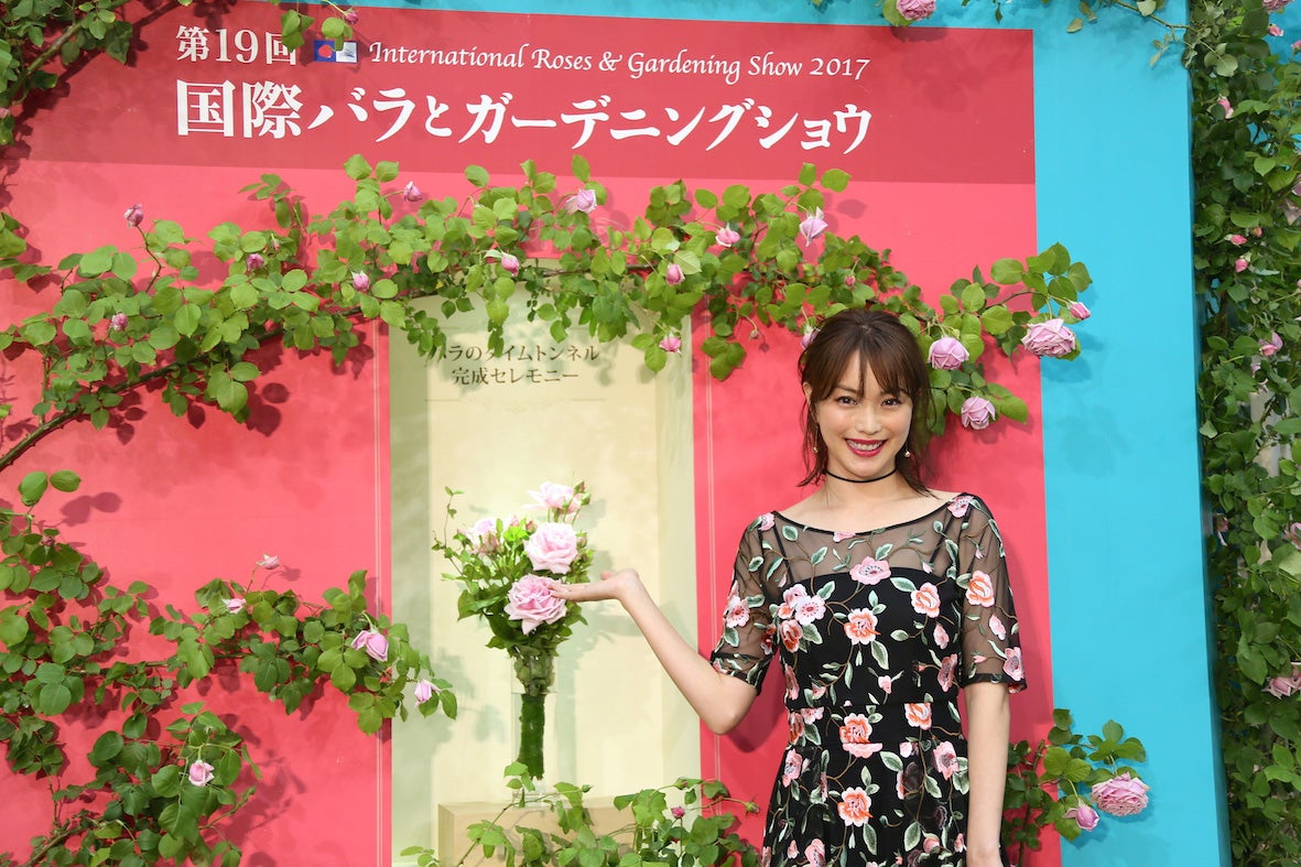 蛯原友里 透けワンピで華やかに登場 愛息子のエピソードを語る モデルプレス 蛯原友里 透けワンピで華やかに登場 愛息子のエピソードを語る モデルプレス